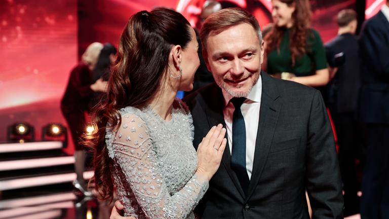 Christian Lindner (r), Bundesvorsitzender der FDP, und Ehefrau Franca Lehfeldt bei der Spendengala "Ein Herz für Kinder".