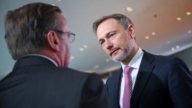 Christian Lindner hört Boris Pistorius zu