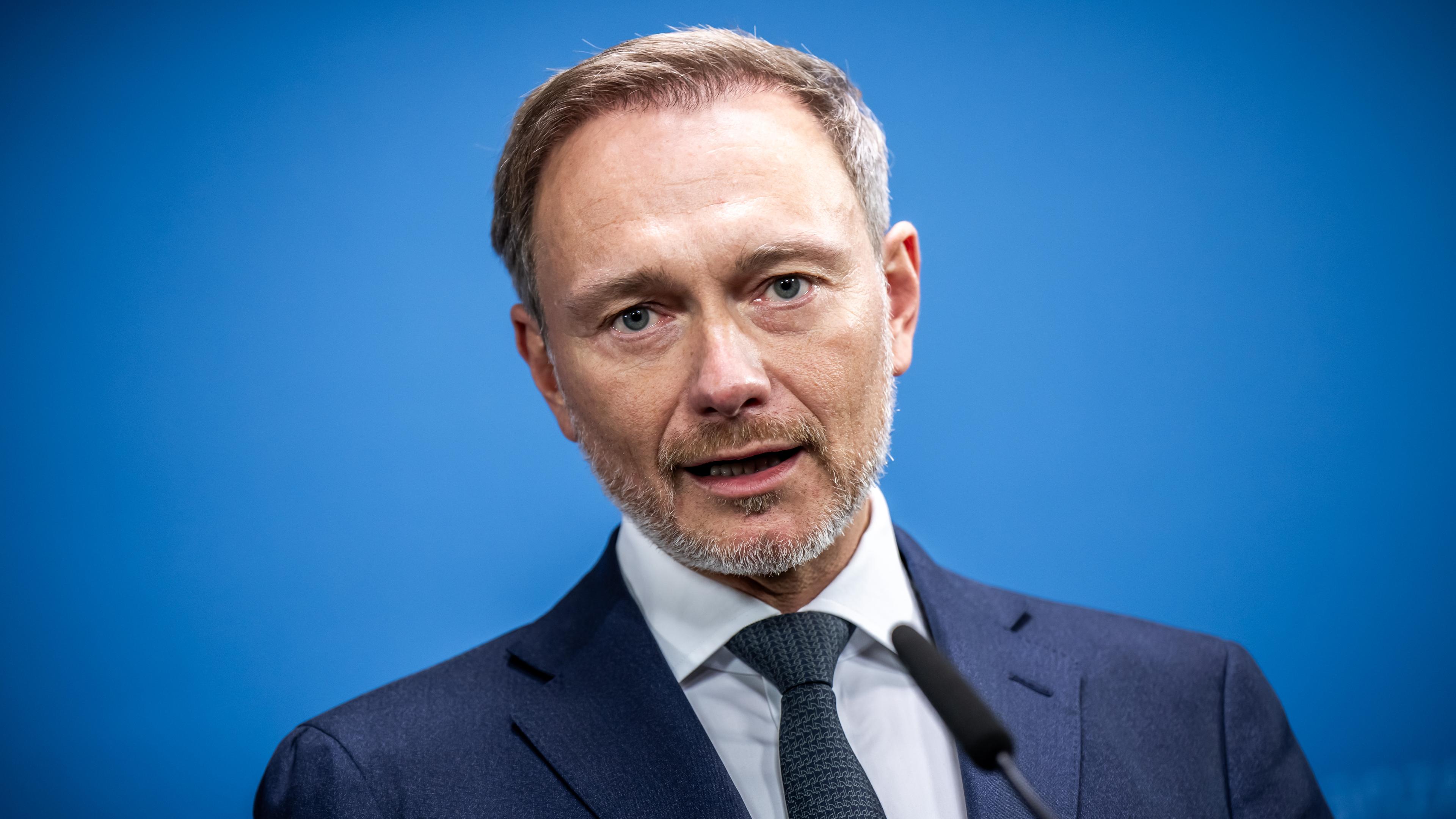 Christian Lindner gibt ein Pressestatement zu den Auswirkungen des Urteils des Bundesverfassungsgerichts zur Verwendung von Haushaltsmitteln.