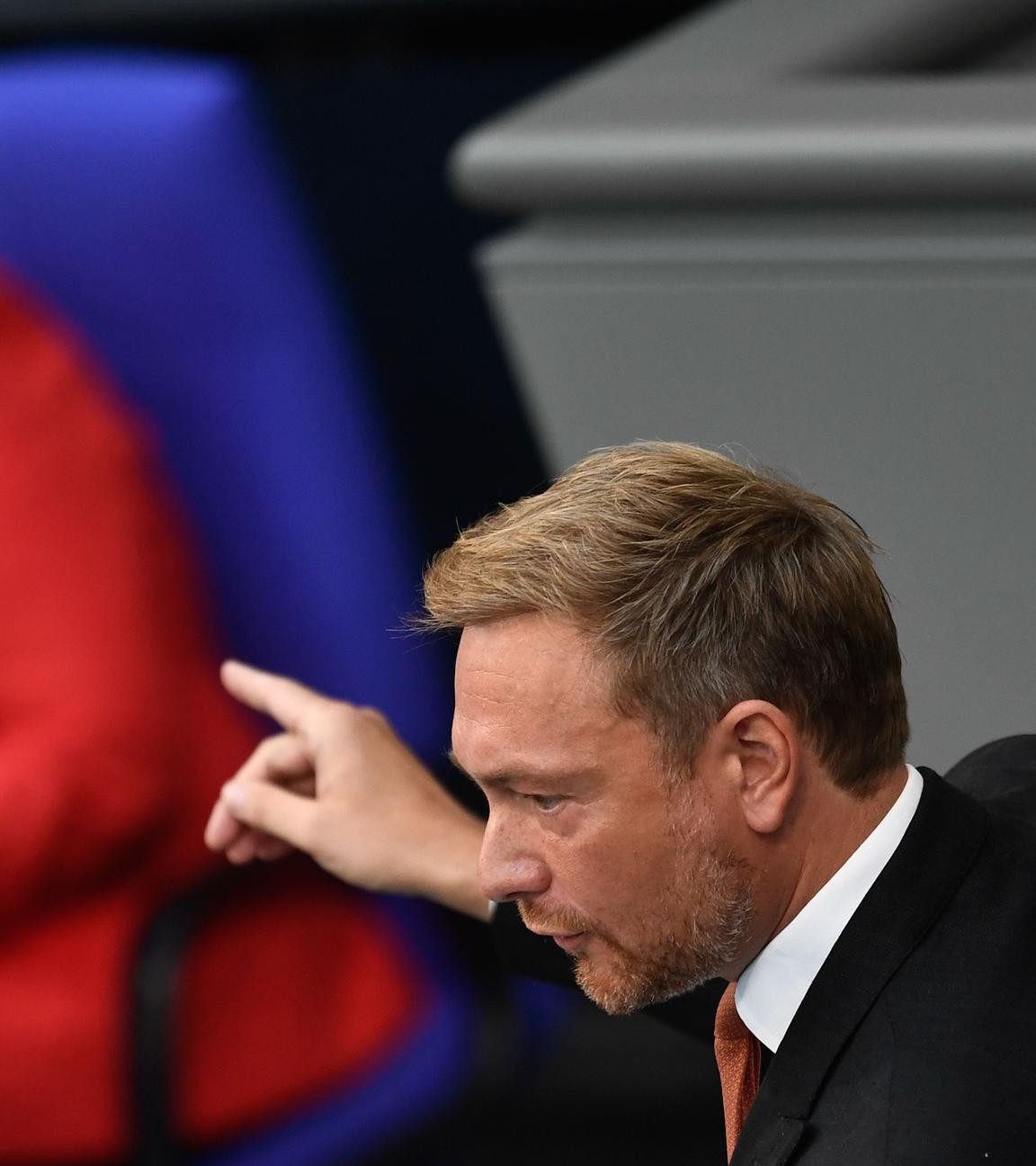 Christian Lindner zeigt mit dem Finger in Richtung Angela Merkel