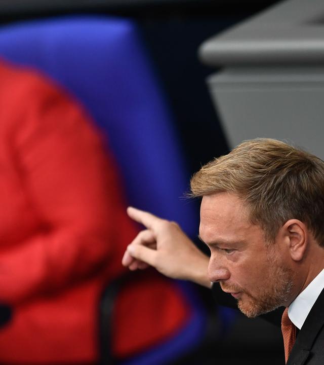 Christian Lindner zeigt mit dem Finger in Richtung Angela Merkel