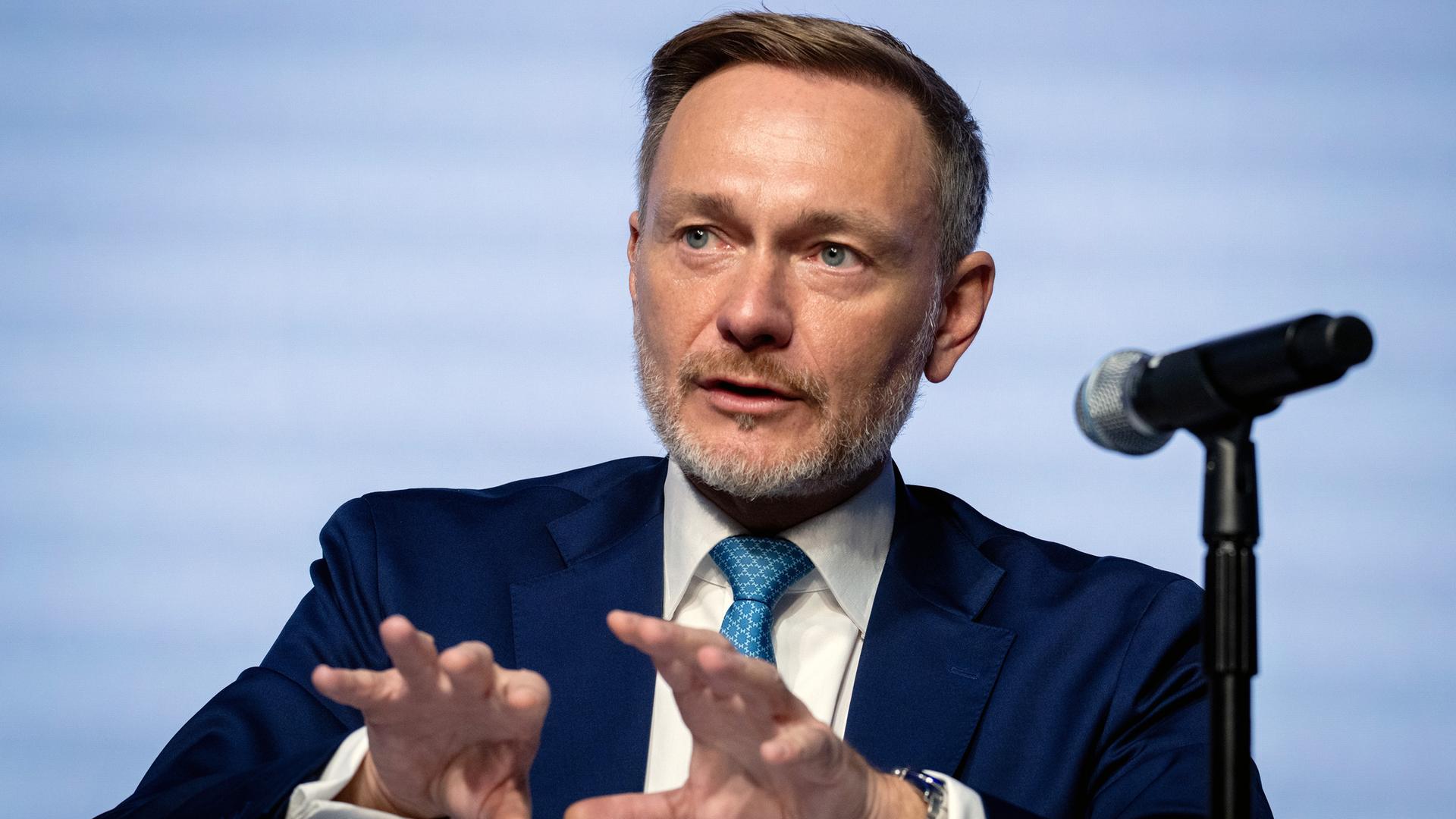 Bundesfinanzminister Christian Lindner spricht während einer Pressekonferenz über die Ergebnisse der Steuerschätzung.