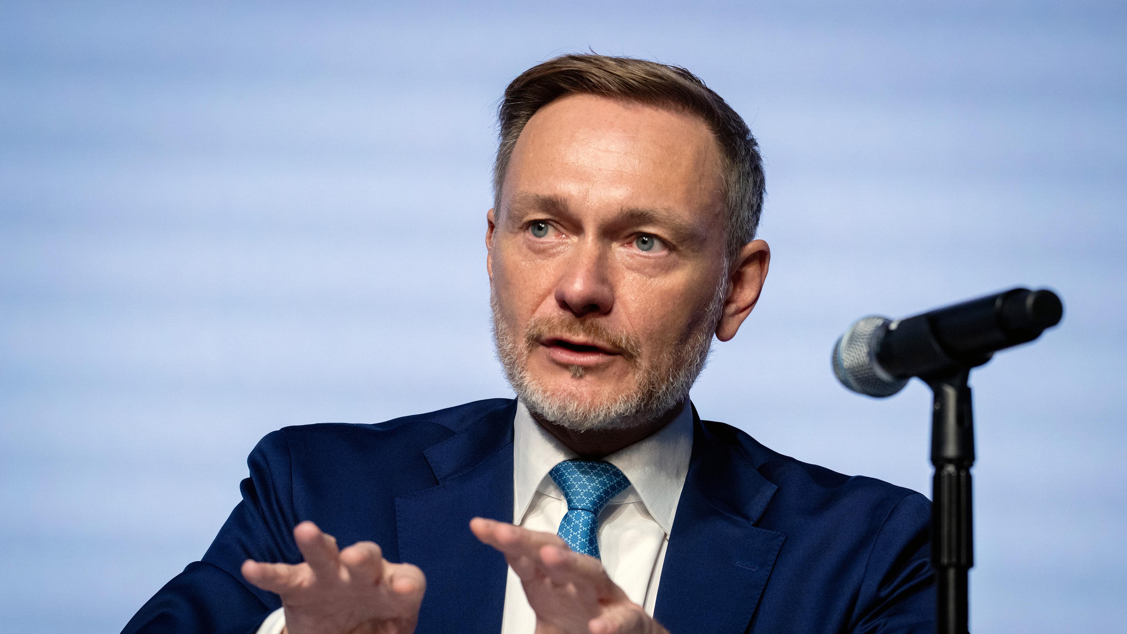 Bundesfinanzminister Christian Lindner spricht während einer Pressekonferenz über die Ergebnisse der Steuerschätzung.