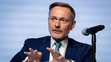 Bundesfinanzminister Christian Lindner spricht während einer Pressekonferenz über die Ergebnisse der Steuerschätzung.