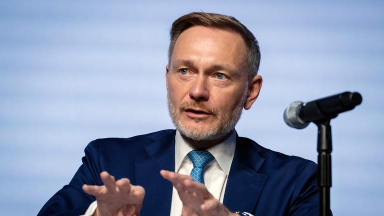 Bundesfinanzminister Christian Lindner spricht während einer Pressekonferenz über die Ergebnisse der Steuerschätzung.