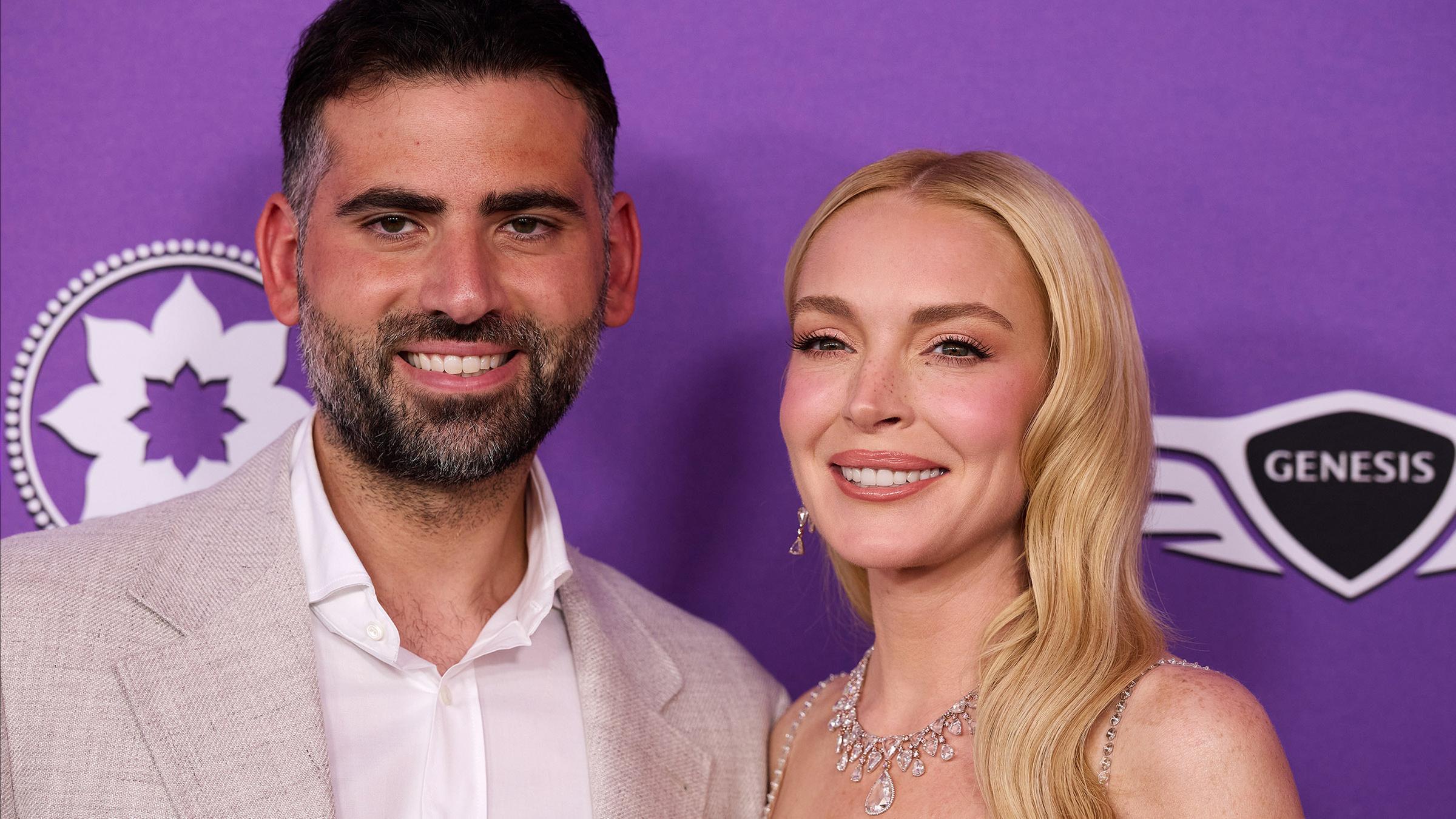  Lindsay Lohan zeigt sich mit ihrem Gatten Bader Shammas in der Öffentlichkeit. Bei der Premiere von "Freakier Friday" in L.A. strahlen beide um die Wette.