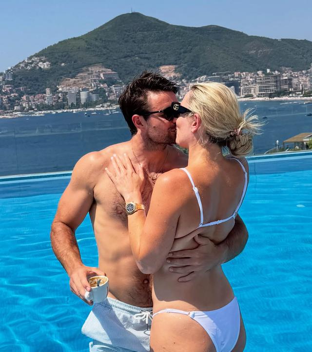 Lindsey Vonn ist während eines Strandurlaubs in einem Pool zu sehen. Sie küsst ihren Partner.