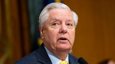 US-Senator Lindsey Graham spricht am 03.03.2026, während einer Anhörung des Senatsausschusses für Justiz zur Aufsicht über das Ministerium für Innere Sicherheit mit Ministerin Kristi Noem im Dirksen-Senatsbürogebäude in der Nähe des US-Kapitols in Washington, D.C., USA.