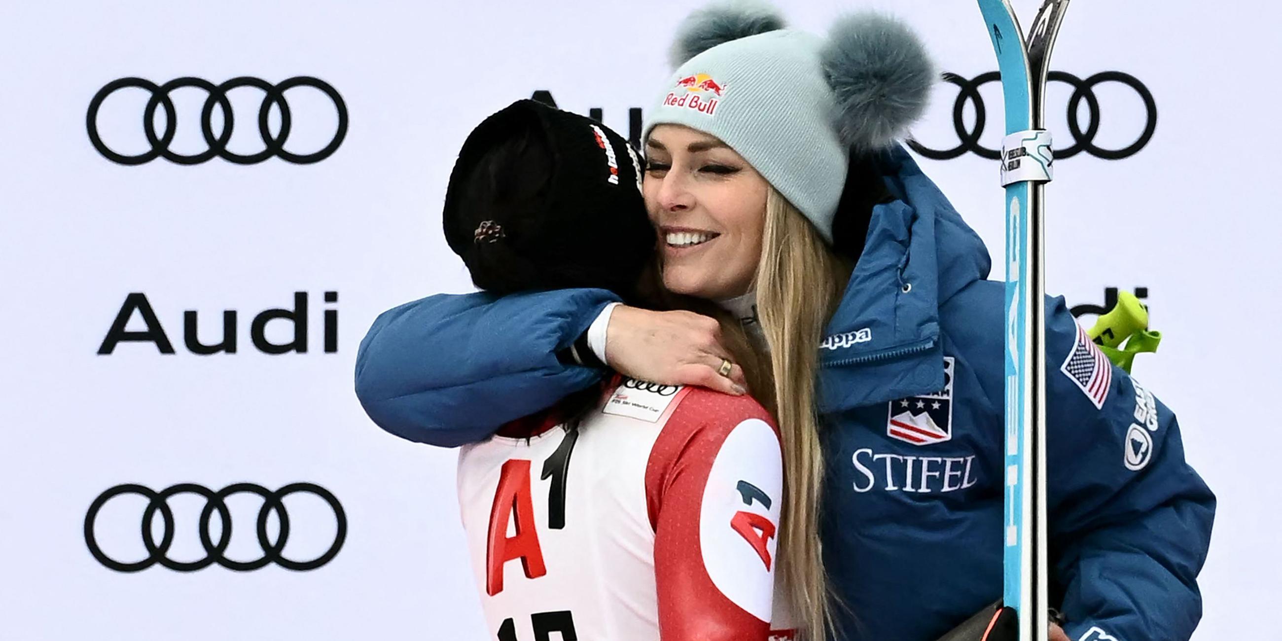 Am Podest geschnuppert: Lindsey Vonn (re.) mit der Zweiplatzieren beim Super-G in St. Anton, Stephanie Venier.
