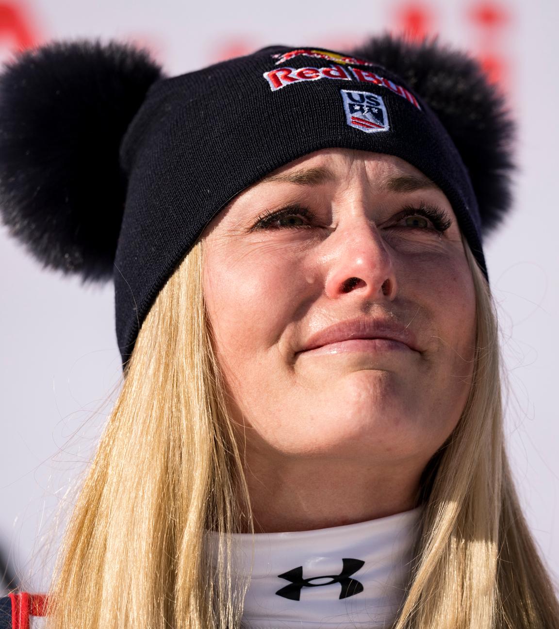 Die Siegerin Lindsey Vonn aus den Vereinigten Staaten reagiert unter Tränen während der Nationalhymne bei der Siegerehrung nach dem Abfahrtsrennen der Frauen beim FIS Ski Weltcup in St. Moritz, Schweiz, am 12.12.2025.