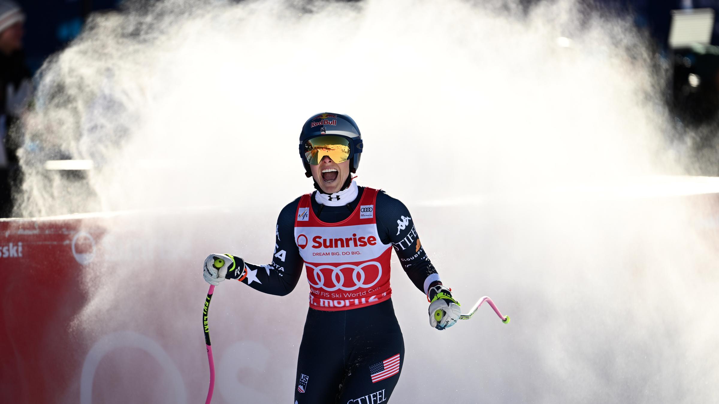 Lindsey Vonn bremst im Ziel des Abfahrtslaufes von St. Moritz und wirbelt Schnee auf