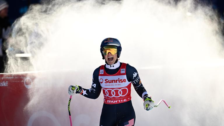 Lindsey Vonn bremst im Ziel des Abfahrtslaufes von St. Moritz und wirbelt Schnee auf