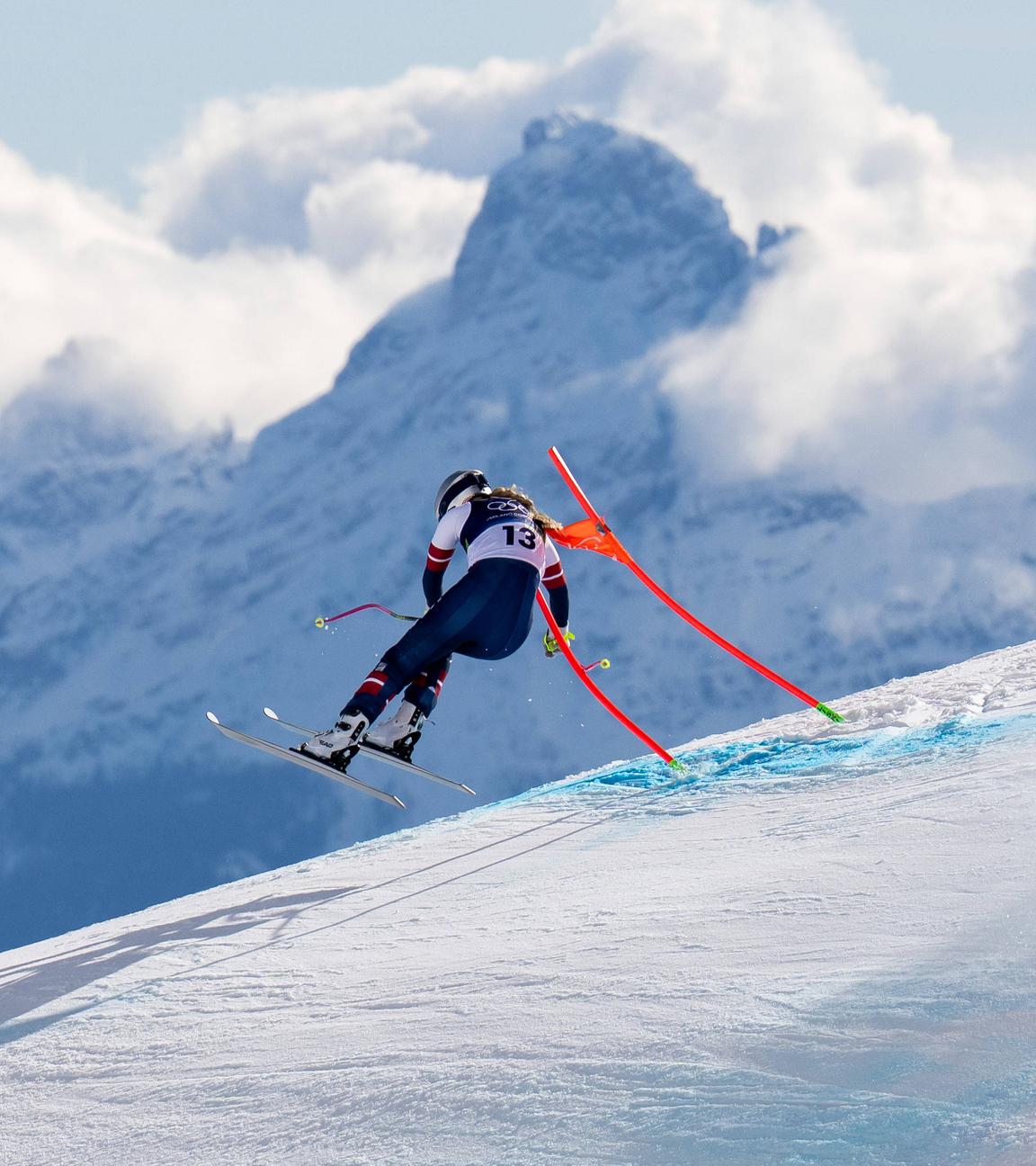 Lindsey Vonn stürzt beim Wettkampf in der alpinen Skiabfahrt der Frauen am 8. Februar 2026 in Cortina.