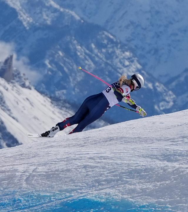 Lindsey Vonn stürzt bei der Abfahrt der Frauen am 08.02.2026 in Cortina d'Ampezzo.