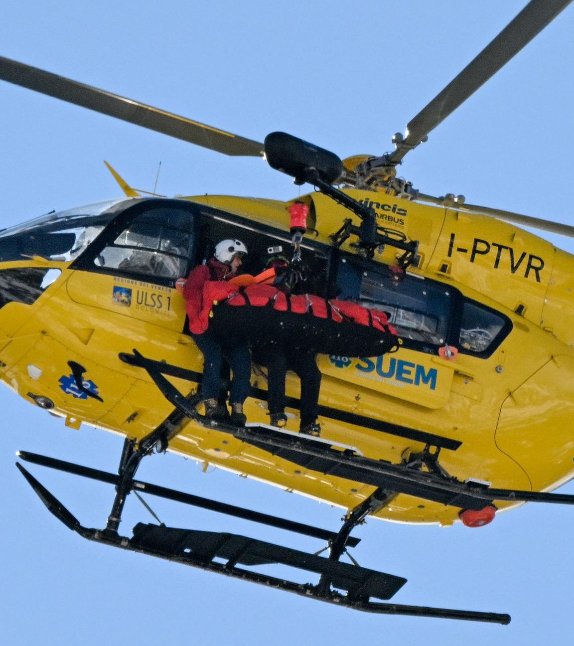 Lindsey Vonn wird nach ihrem Sturz im Abfahrtsrennen der Frauen in Cortina d'Ampezzo am 8. Februar 2026 mit einem Hubschrauber abtransportiert.