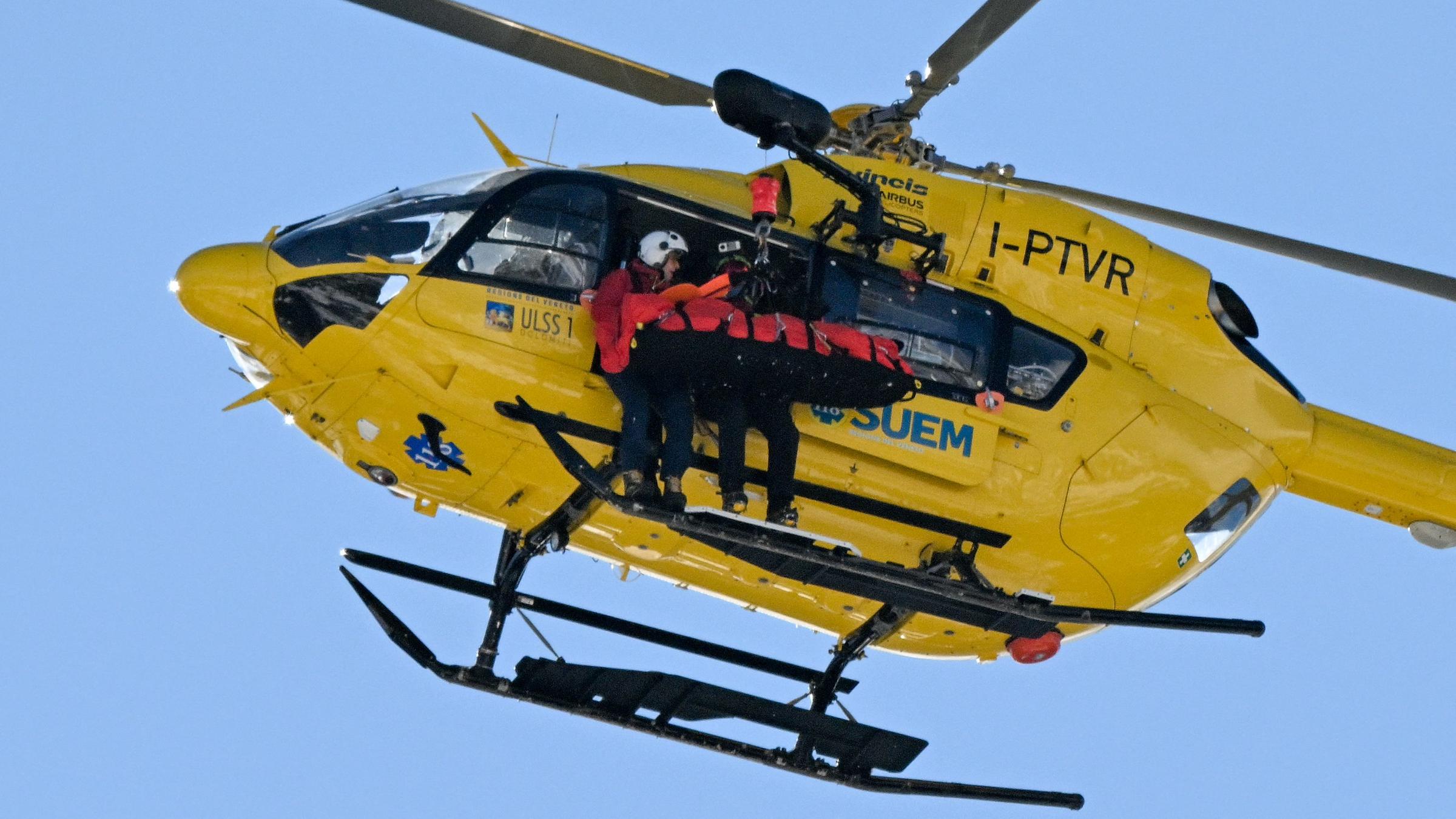 Lindsey Vonn wird nach ihrem Sturz im Abfahrtsrennen der Frauen in Cortina d'Ampezzo am 8. Februar 2026 mit einem Hubschrauber abtransportiert.