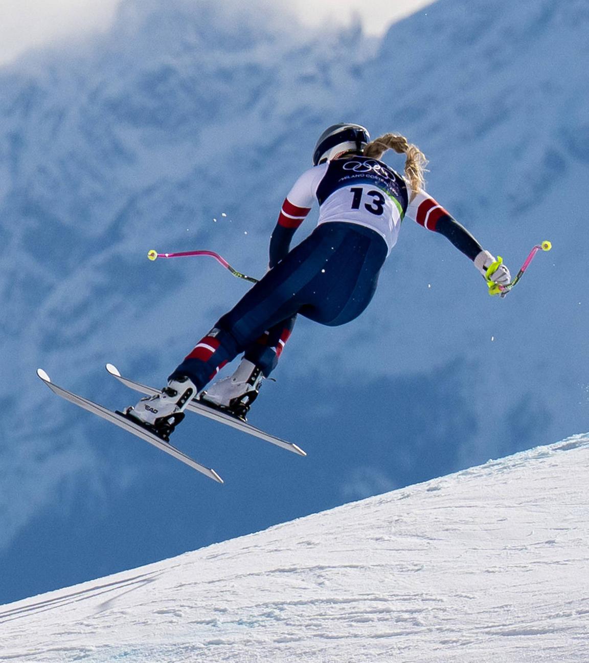 Lindsey Vonn aus den USA stürzt beim Frauen-Streifabfahrtrennen bei den Olympischen Winterspielen 2026 in Cortina d’Ampezzo.