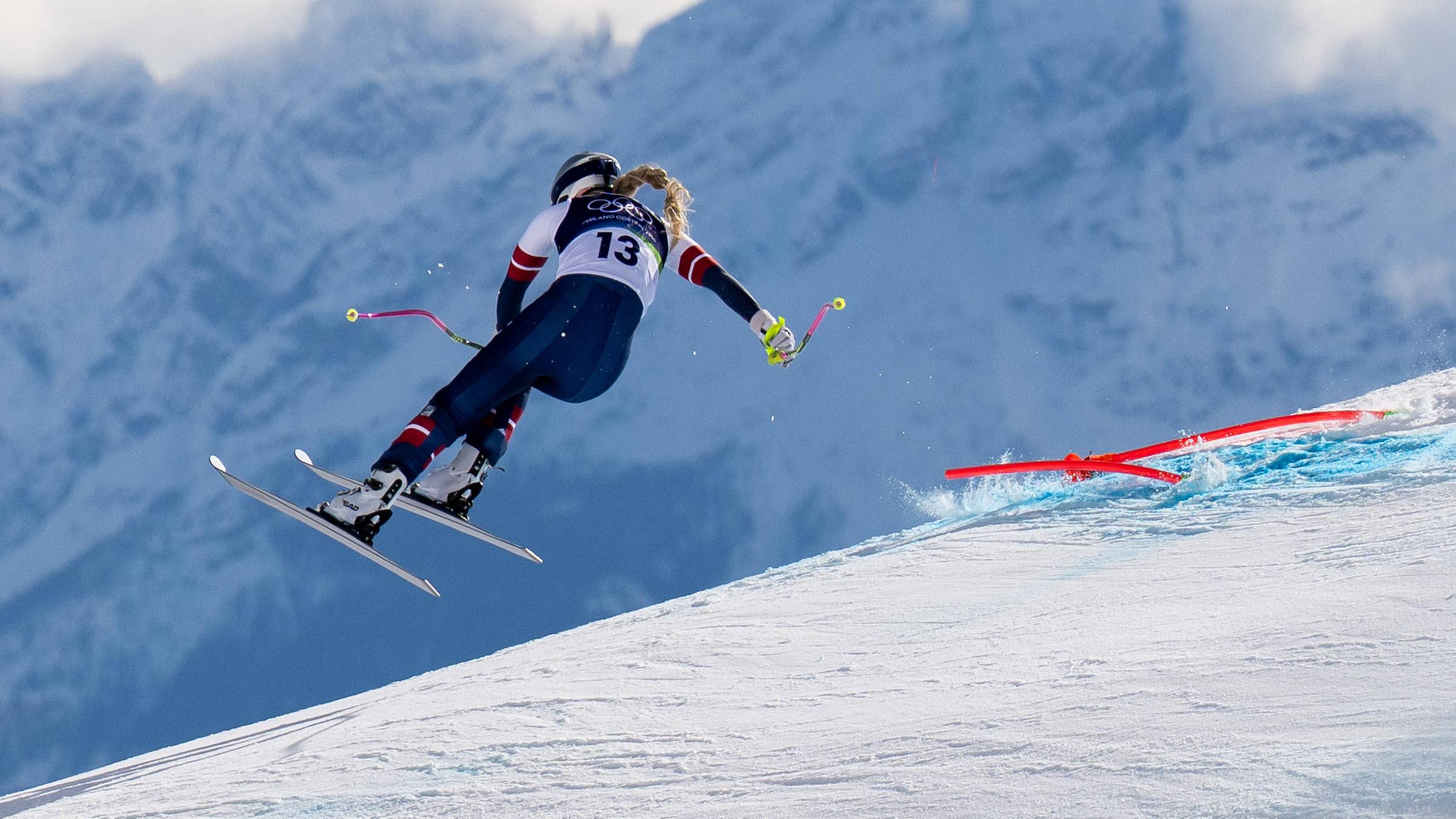 Lindsey Vonn aus den USA stürzt beim Frauen-Streifabfahrtrennen bei den Olympischen Winterspielen 2026 in Cortina d’Ampezzo.