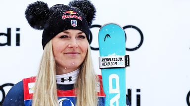 Lindsey Vonn mit ihren Ski in der Hand.
