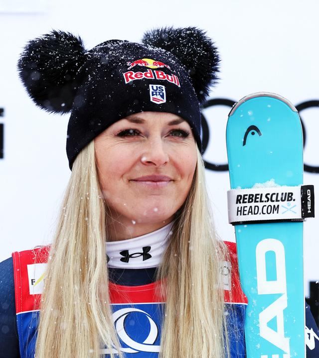 Lindsey Vonn mit ihren Ski in der Hand.