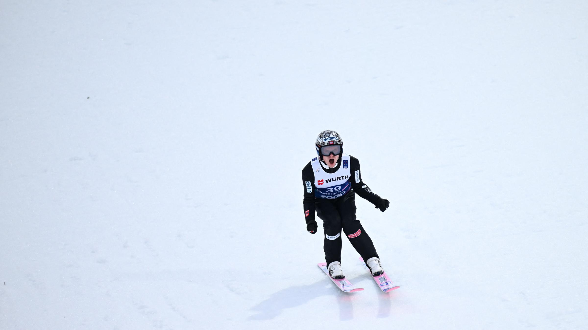 Skispringer Marius Lindvik kurz nach der Landung