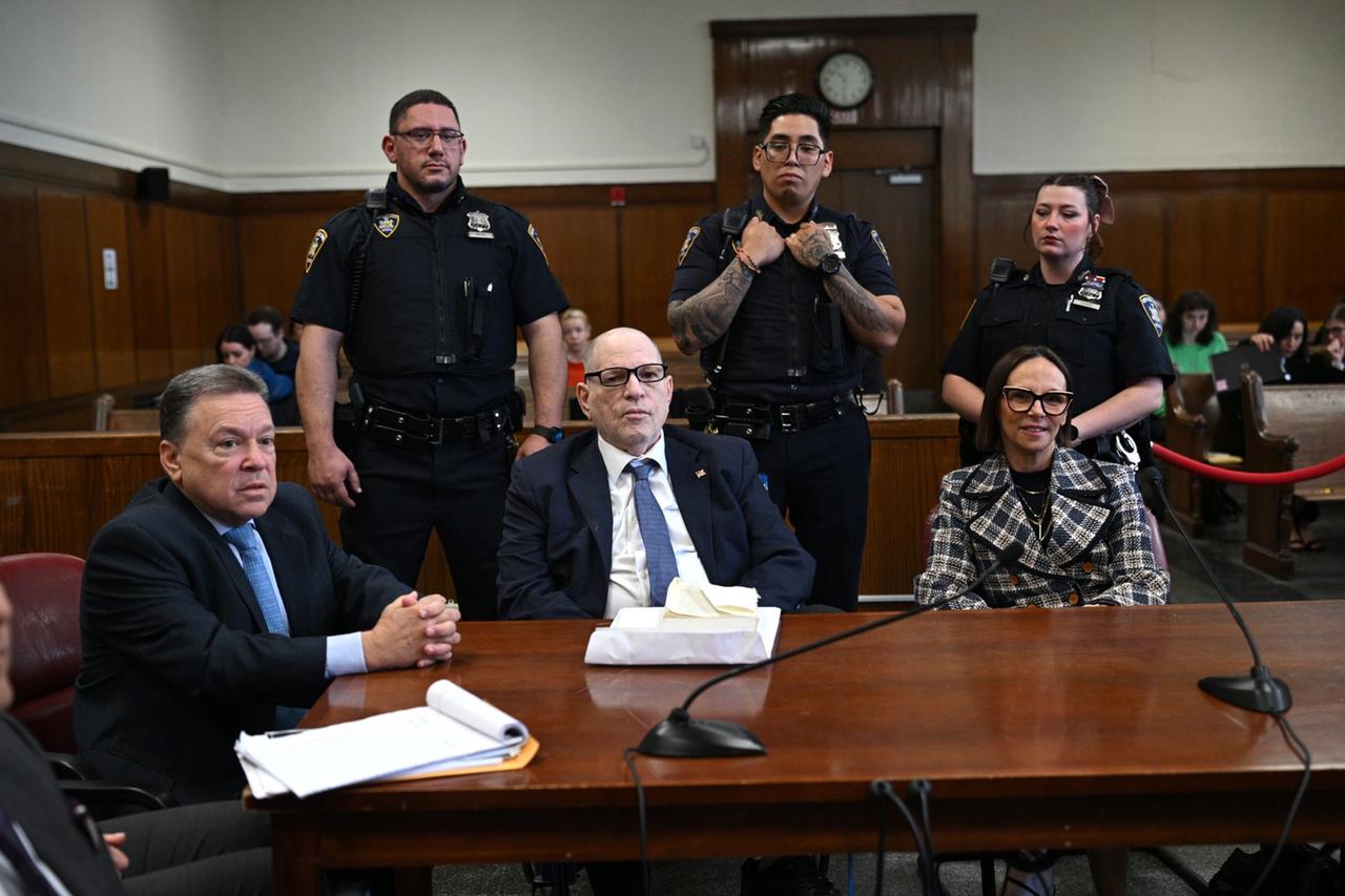 Harvey Weinstein sitzt im Gerichtssaal des New York State Court, wenige Tage vor Beginn seines Prozesses wegen sexueller Übergriffe. Er trägt einen dunklen Anzug und schaut ernst.