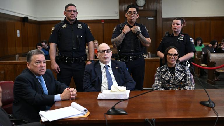 Harvey Weinstein sitzt im Gerichtssaal des New York State Court, wenige Tage vor Beginn seines Prozesses wegen sexueller Übergriffe. Er trägt einen dunklen Anzug und schaut ernst.