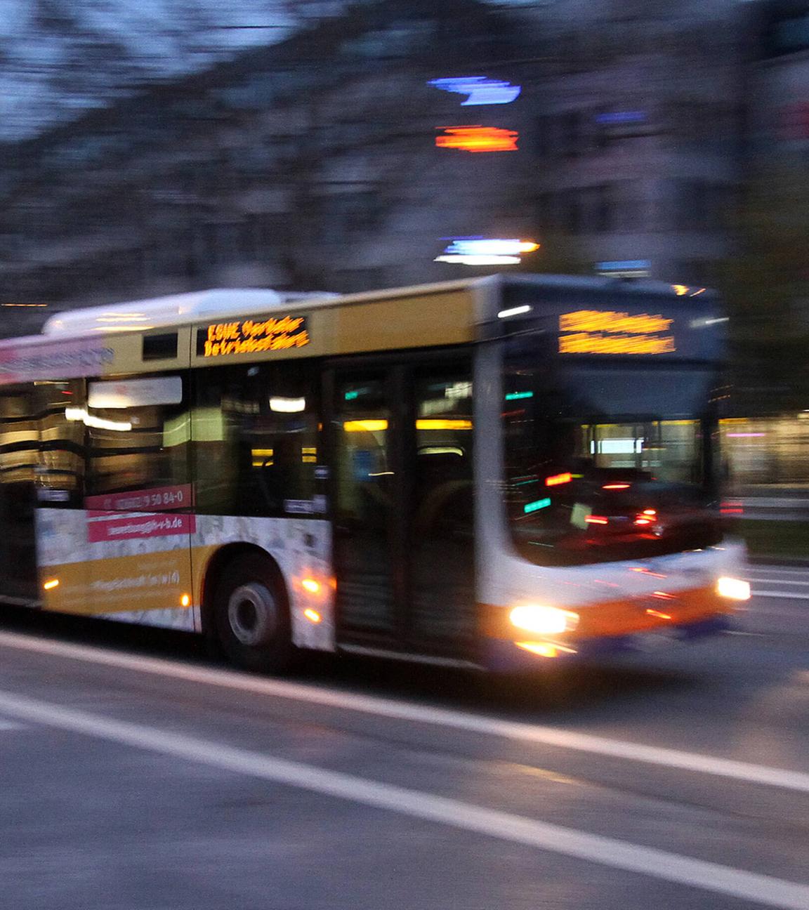 Ein Bus der ESWE Verkehrsgesellschaft und des RMV Rhein Main Verkehrsverbundes fährt am Abend in der Innenstadt von Wiesbaden. (Symbolbild)