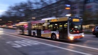 Ein Bus der ESWE Verkehrsgesellschaft und des RMV Rhein Main Verkehrsverbundes fährt am Abend in der Innenstadt von Wiesbaden. (Symbolbild)