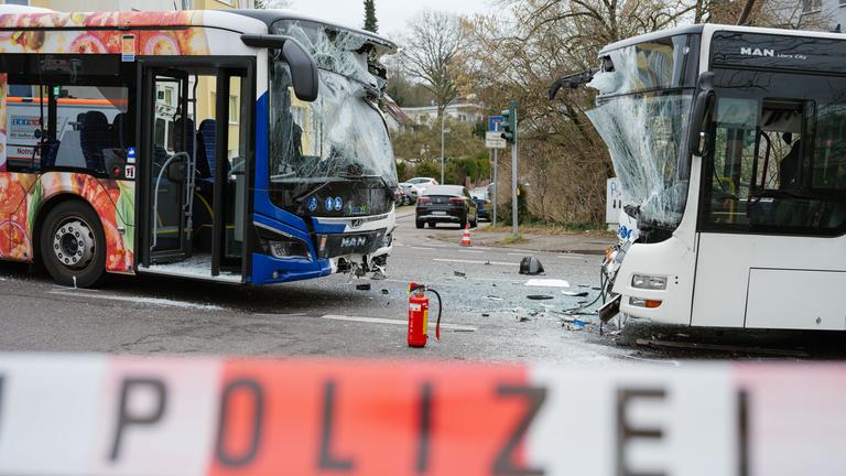 Zwei Linienbusse nach Zusammenstoß in Saarbrücken 