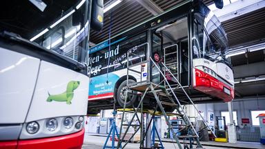Linienbusse stehen in Bochum in einer Werkstatt am 29.03.2017.