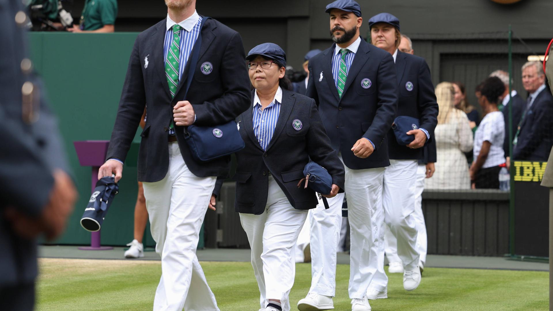 Wimbledon: Linienrichter betreten den Platz fuer das Endspiel
