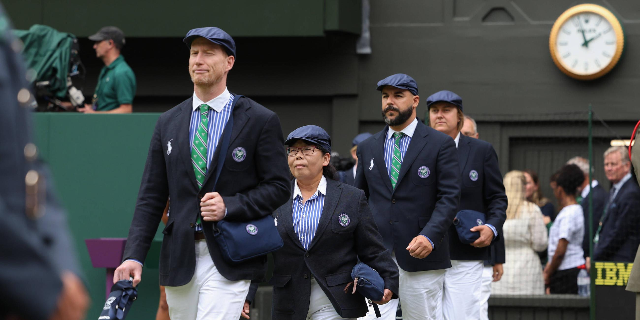 Wimbledon: Linienrichter betreten den Platz fuer das Endspiel