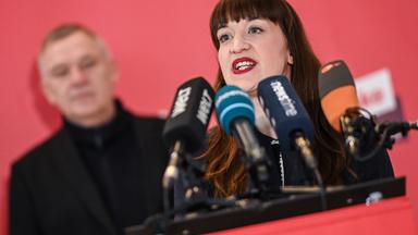 Jan van Aken (l), Parteivorsitzender der Partei Die Linke, und Heidi Reichinnek, Fraktionsvorsitzende der Partei Die Linke, sprechen zu Journalisten nach der Jahresauftaktklausur 