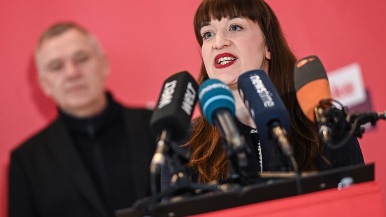 Jan van Aken (l), Parteivorsitzender der Partei Die Linke, und Heidi Reichinnek, Fraktionsvorsitzende der Partei Die Linke, sprechen zu Journalisten nach der Jahresauftaktklausur 