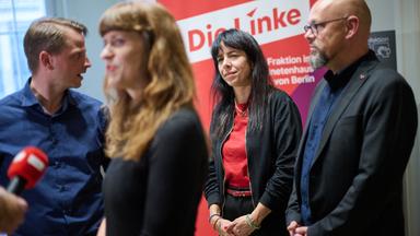 aximilian Schirmer (l-r), Vorsitzender Die Linke Berlin, Kerstin Wolter, Vorsitzender Die Linke Berlin,  Elif Eralp, Fraktionsvorsitzende der Linken-Fraktion im Berliner Abgeordnetenhaus, und Tobias Schulze, Fraktionsvorsitzender der Fraktion Die Linke im Berliner Abgeordnetenhaus, nehmen während einer Fraktionssitzung der Linken im Berliner Abgeordnetenhaus an einem Pressestatement teil.