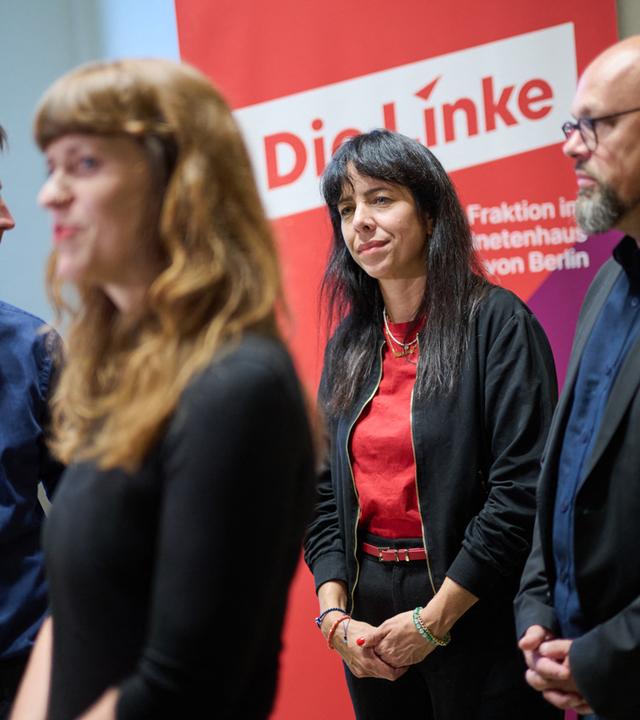 aximilian Schirmer (l-r), Vorsitzender Die Linke Berlin, Kerstin Wolter, Vorsitzender Die Linke Berlin,  Elif Eralp, Fraktionsvorsitzende der Linken-Fraktion im Berliner Abgeordnetenhaus, und Tobias Schulze, Fraktionsvorsitzender der Fraktion Die Linke im Berliner Abgeordnetenhaus, nehmen während einer Fraktionssitzung der Linken im Berliner Abgeordnetenhaus an einem Pressestatement teil.