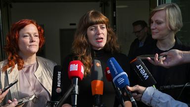 Bettina König (SPD), Kerstin Wolter (Die Linke) und Nina Stahr (Grüne) im Gespräch vor einem Treffen der drei Parteien zu ersten Gesprächen in nach der Wahl in Berlin.