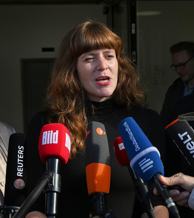 Bettina König (SPD), Kerstin Wolter (Die Linke) und Nina Stahr (Grüne) im Gespräch vor einem Treffen der drei Parteien zu ersten Gesprächen in nach der Wahl in Berlin.