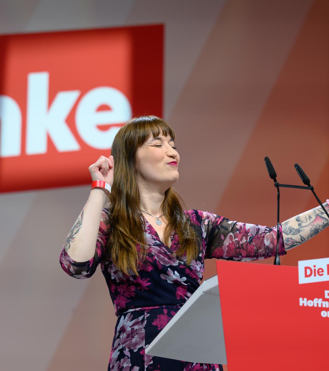 Heidi Reichinnek, Fraktionsvorsitzende Die Linke im Bundestag, reagiert nach ihrer Rede auf dem Bundesparteitag der Partei Die Linke in Chemnitz. 