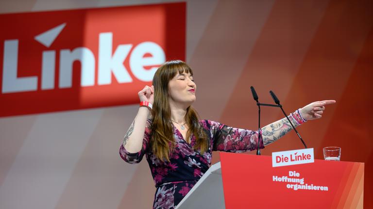 Heidi Reichinnek, Fraktionsvorsitzende Die Linke im Bundestag, reagiert nach ihrer Rede auf dem Bundesparteitag der Partei Die Linke in Chemnitz. 