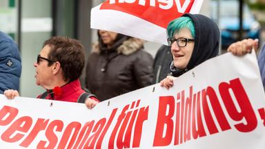 Kati Engel, die nun die Links-Partei verlassen hat, bei einer Demonstration zum 1. Mai in Eisenach. (Archivbild)