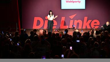  Elif Eralp (Die Linke), Spitzenkandidatin und stellvertretende Vorsitzende der Linksfraktion, spricht auf einer Wahlparty der Berliner Linken im Festsaal Kreuzberg zu Anhängern und Parteimitgliedern.