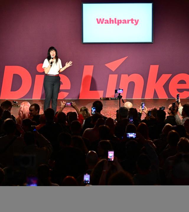  Elif Eralp (Die Linke), Spitzenkandidatin und stellvertretende Vorsitzende der Linksfraktion, spricht auf einer Wahlparty der Berliner Linken im Festsaal Kreuzberg zu Anhängern und Parteimitgliedern.