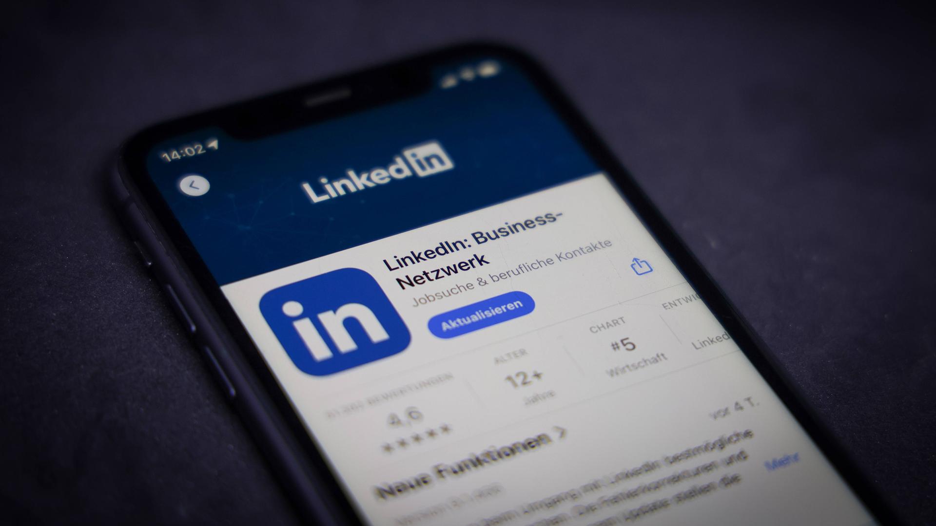Die LinkedIn App im Apple App-Store auf einem iPhone.