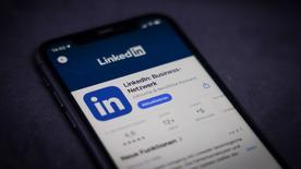La aplicación LinkedIn en la App Store de Apple en un iPhone.