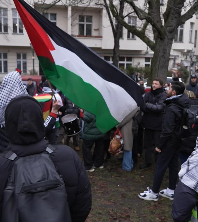 Demonstration linker Gruppen in Berlin-Neukölln: Einige Teilnehmer tragen Palästinenser-Tücher und Palästina-Fahnen 