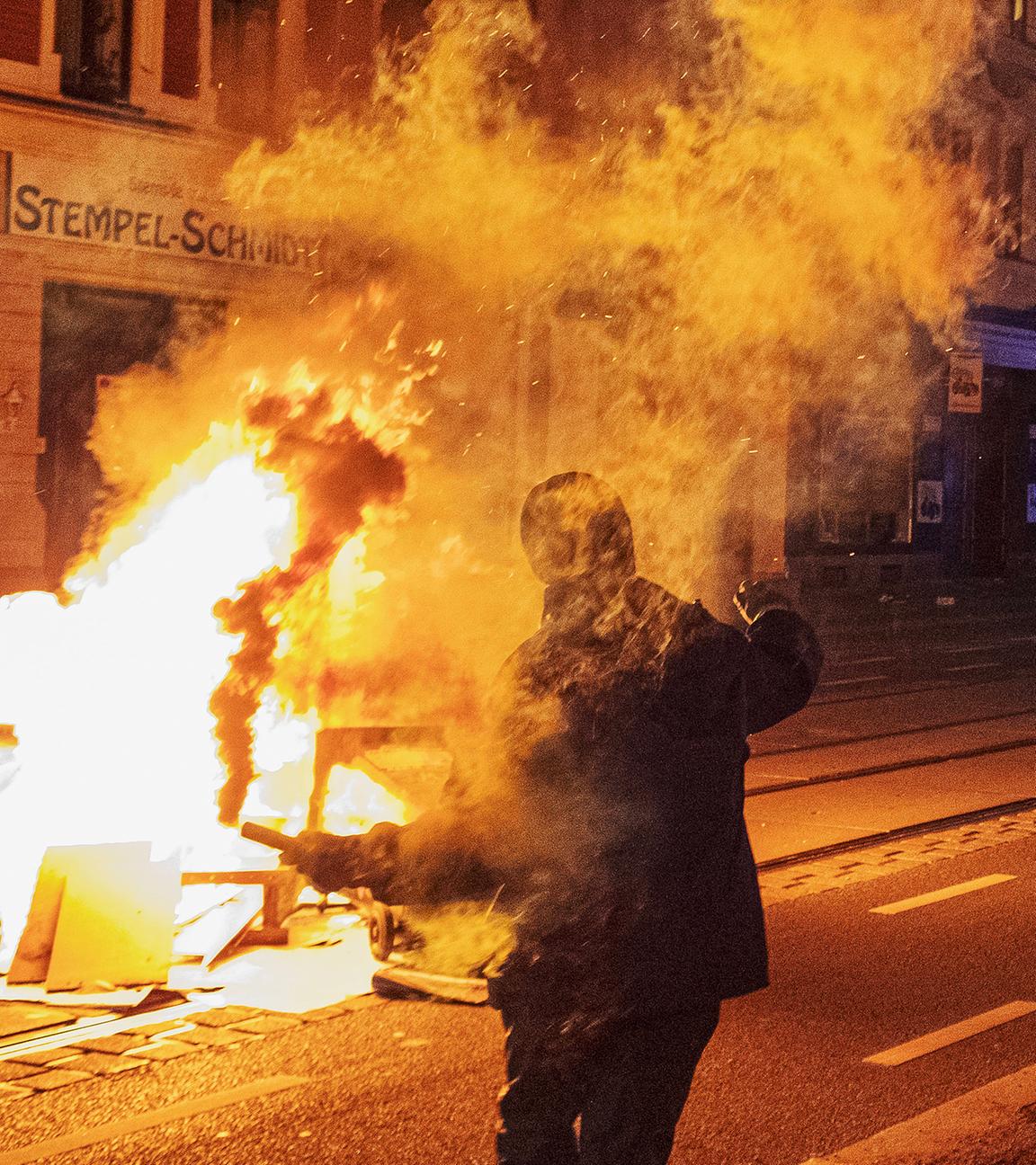 Anlässlich der gefällten Urteile im sog. Antifa Ost Prozess gingen am Samstag mehrere tausend Menschen in Leipzig auf die Straße
