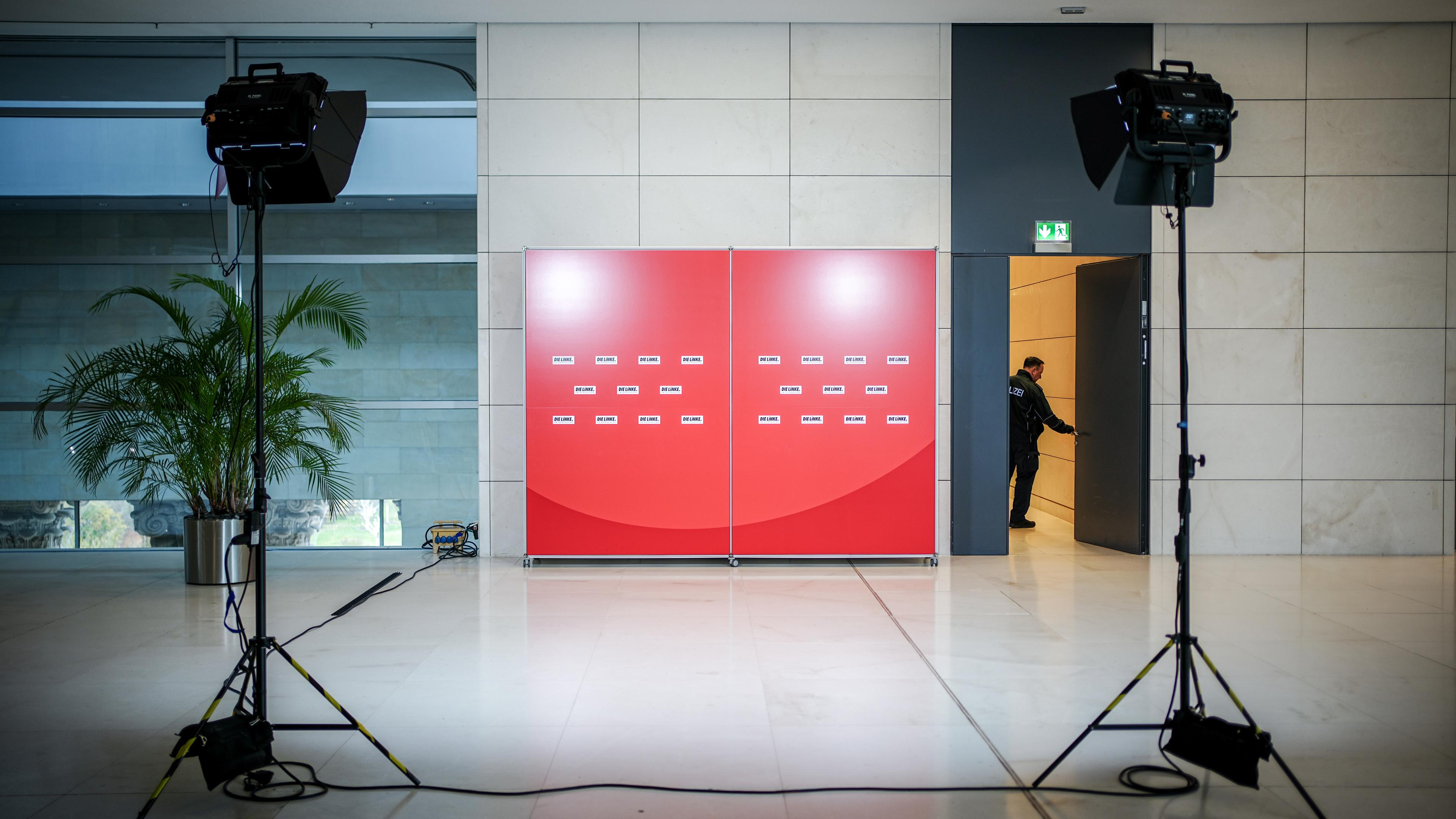 Blick auf eine beleuchtete Stellwand für eine Pressekonferenz der Partei Die Linke auf der Fraktionsebene im Bundestag.