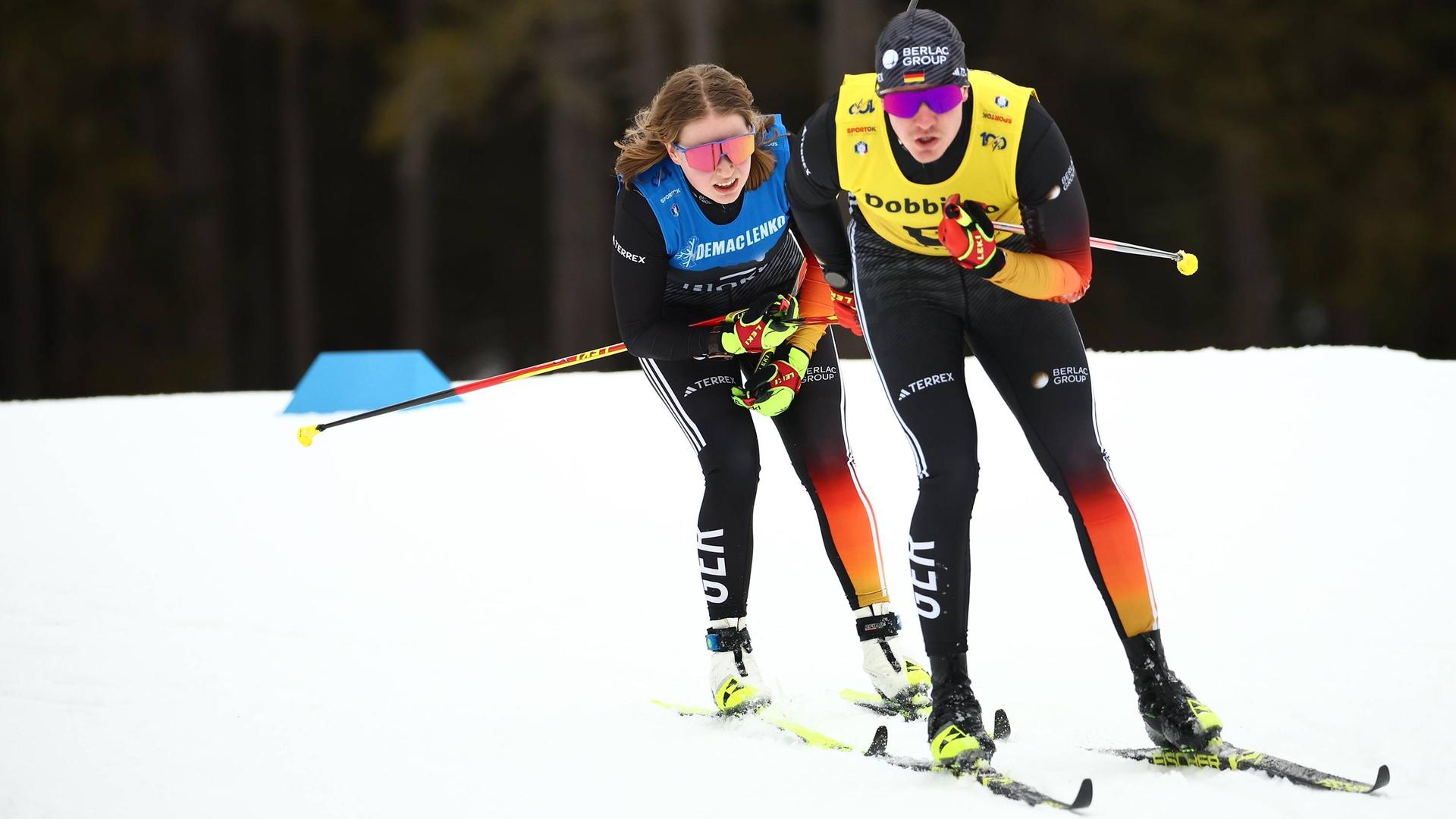 Langläuferin Linn Kazmaier folgt im 10-Kilometer-Rennen der Nordischen Para-WM ihrem Guide Florian Baumann.